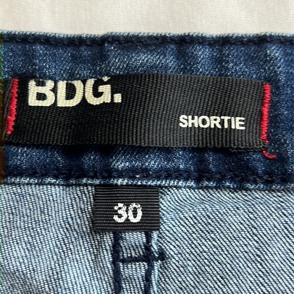 𝅺BDG shortie Distress cuffed shorts Size 30 - Picture 5 of 5